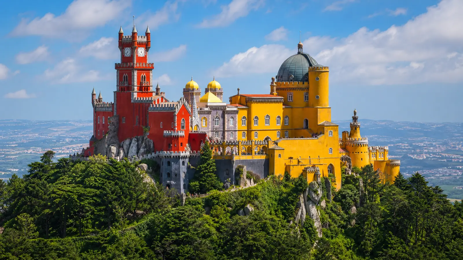 Барвистий палац Пена в Сінтрі біля Лісабона